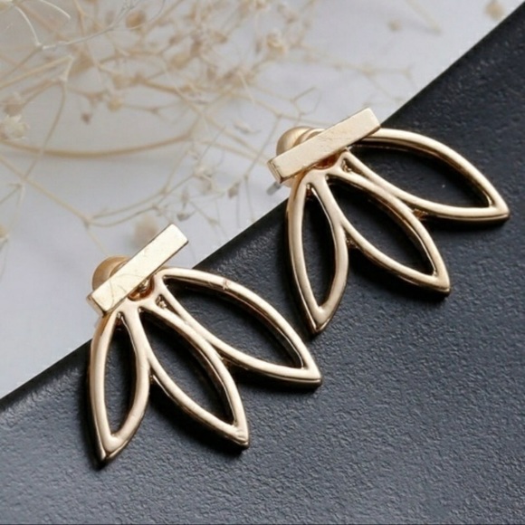Minimalist Boho Indie Leaf/Flower Stud Earrings - Picture 11 of 11